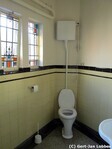 De wc heeft nog de originele wandtegels en glas in lood.
<br/>
Gert-Jan Lobbes, 2017